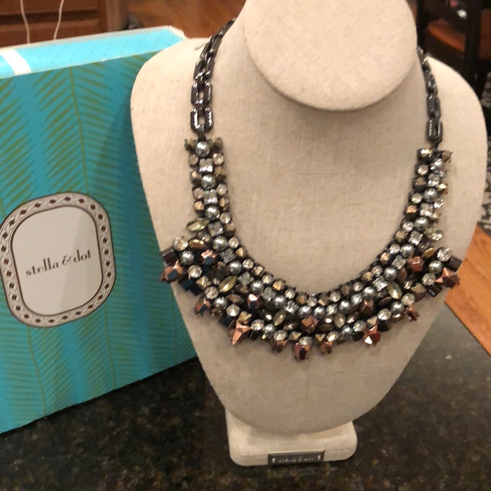 Stella & Dot Kahlo Bib Necklace